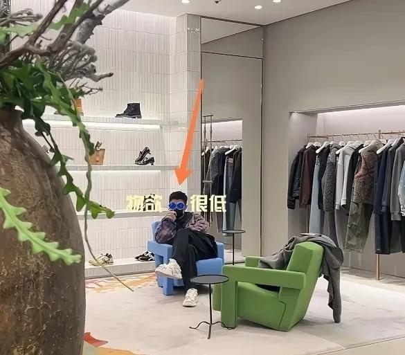 陈赫陪张子萱做美甲等到犯困睡着，深夜出差回来还掏三明治，网友：这老公婚后咋变这么乖 ​