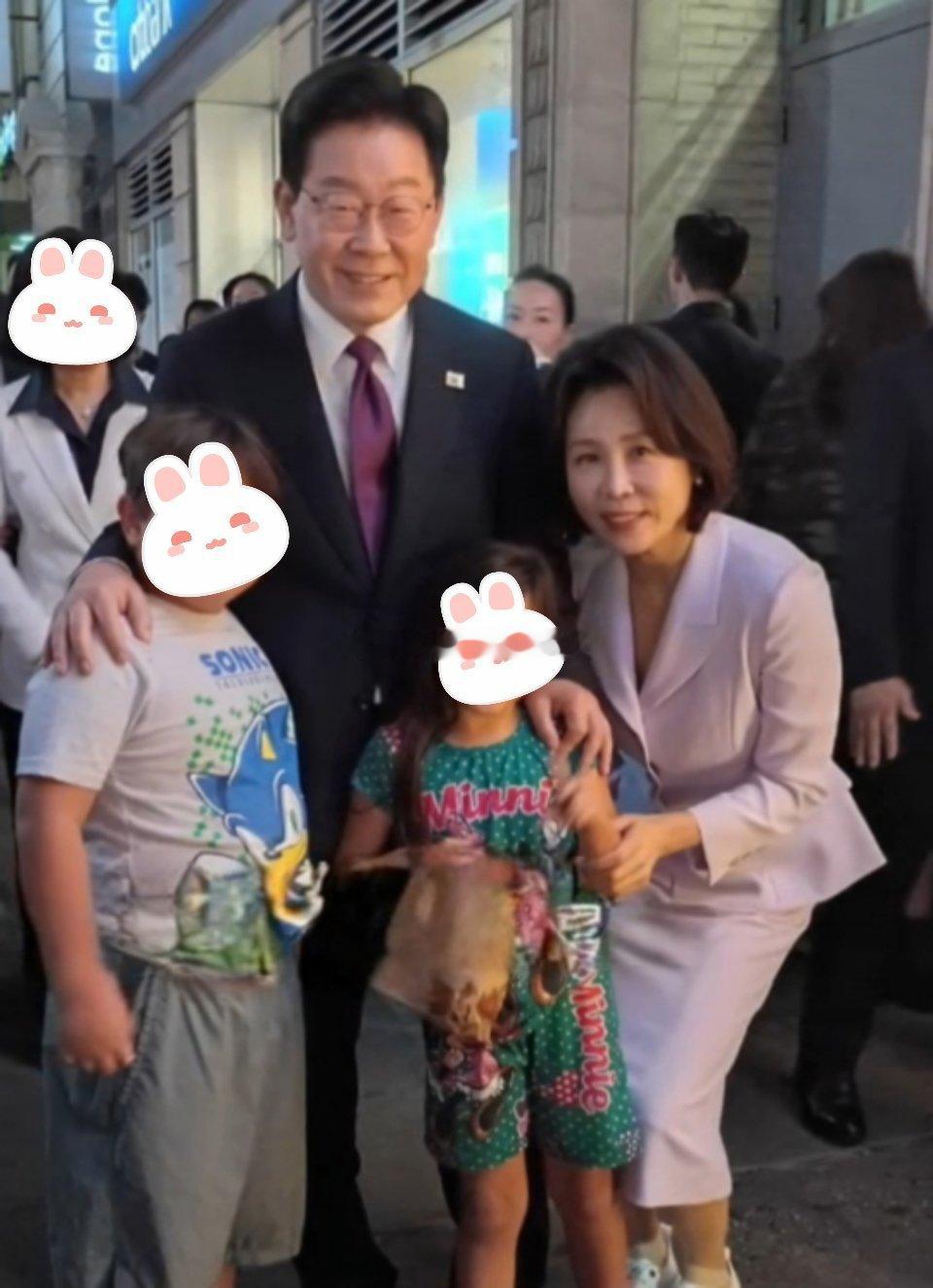 看点不少 金惠景的领口 李在明的邪笑[手指比心] ​