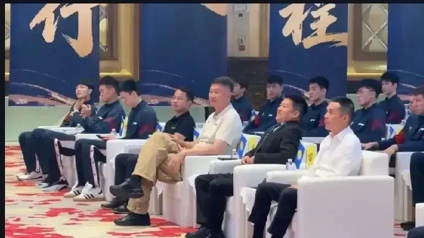 广东男篮两连败之后，不少老球迷又开始一厢情愿，天天在评论区喊着让杜锋赶紧回来救火。
但说句扎心的大实话，杜锋就算再念旧情，眼下也绝不可能回头跳进这个火坑。
现在的广东队，早就不是当年那支靠着高压防守就能横扫联赛的铁血队伍了。心气散得干干净净，在场上打得有气无力，明眼人都能看出精气神彻底没了。
