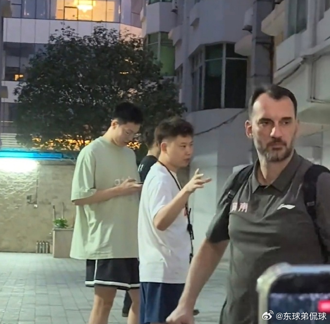 官宣，正式离队，宏远名帅离开，曾执教国家队，胡明轩送行在休赛期来到的时...