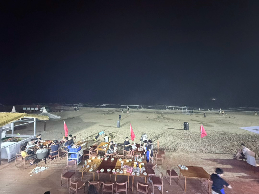 出来玩就是换个地方喝酒  ​​​