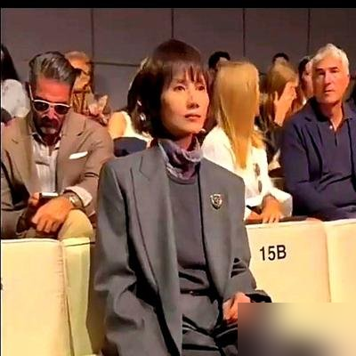 袁泉在米兰阿玛尼秀场，没精修，眼角的纹路全在。
网友炸了，说这才是真敢老。她不打针不硬凹，记者问她急不急接戏，她回一句按自己节奏来。
再看内娱那套，四十多还在营销少女感，滤镜磨得鼻子都快没了。中生代女演员不是没戏演，是没好戏演，不是装嫩就是演谁的妈。
袁泉这几年靠《中国机长》《前半生》里的独立