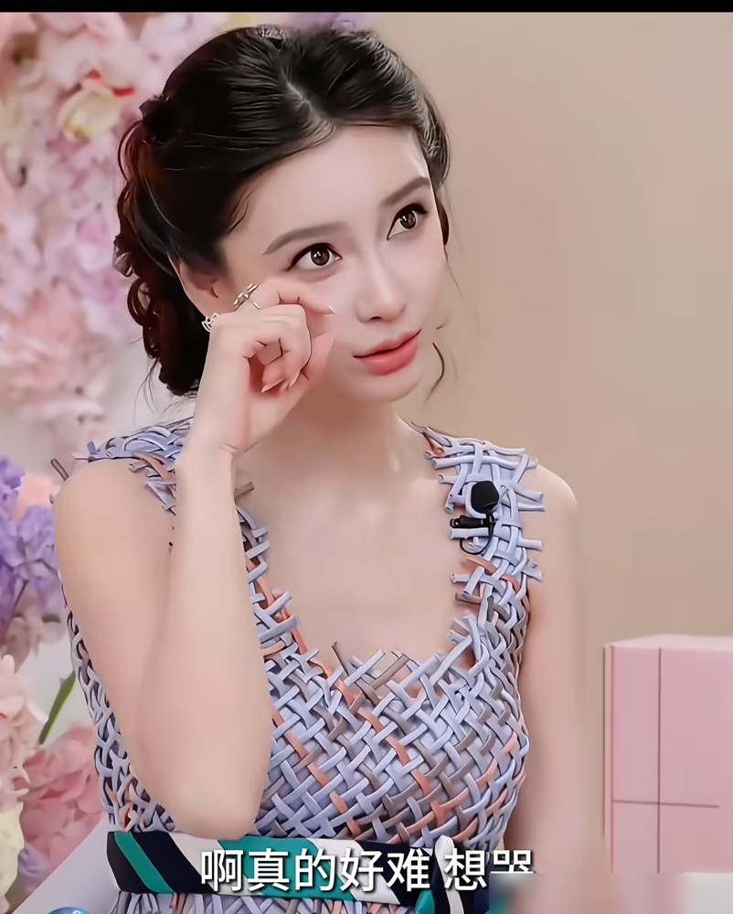 都说女明星怕老，但杨颖这次是直接在直播间被气哭了。
高清镜头怼脸，眼纹、法令纹全被截图放大。有人嘲讽她老了垮了，有人质疑她脸僵打针过度。
她就差把脸按在镜头上回一句：37岁长两条纹，犯法了吗？
其实生图里骨相还在，身材也没走样，就因为没活成精修图，被追着审判少女感消失。
镜头越来越高清，观众