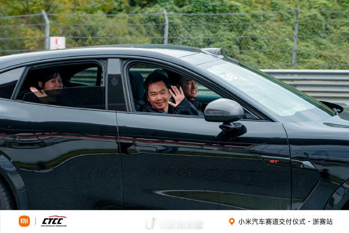 SU7/YU7 要成为「驾驶者之车」，也要成为「同档最安全的车」
至少得补两样东西：同档指哪个价格带，安全按什么算？
碰撞测试、主动安全配置，还是真实事故率
比什么、怎么比，你得拿出具体比较来，不然就是个文案而已

#雷军要把SU7YU7做成同档最安全的车# ​