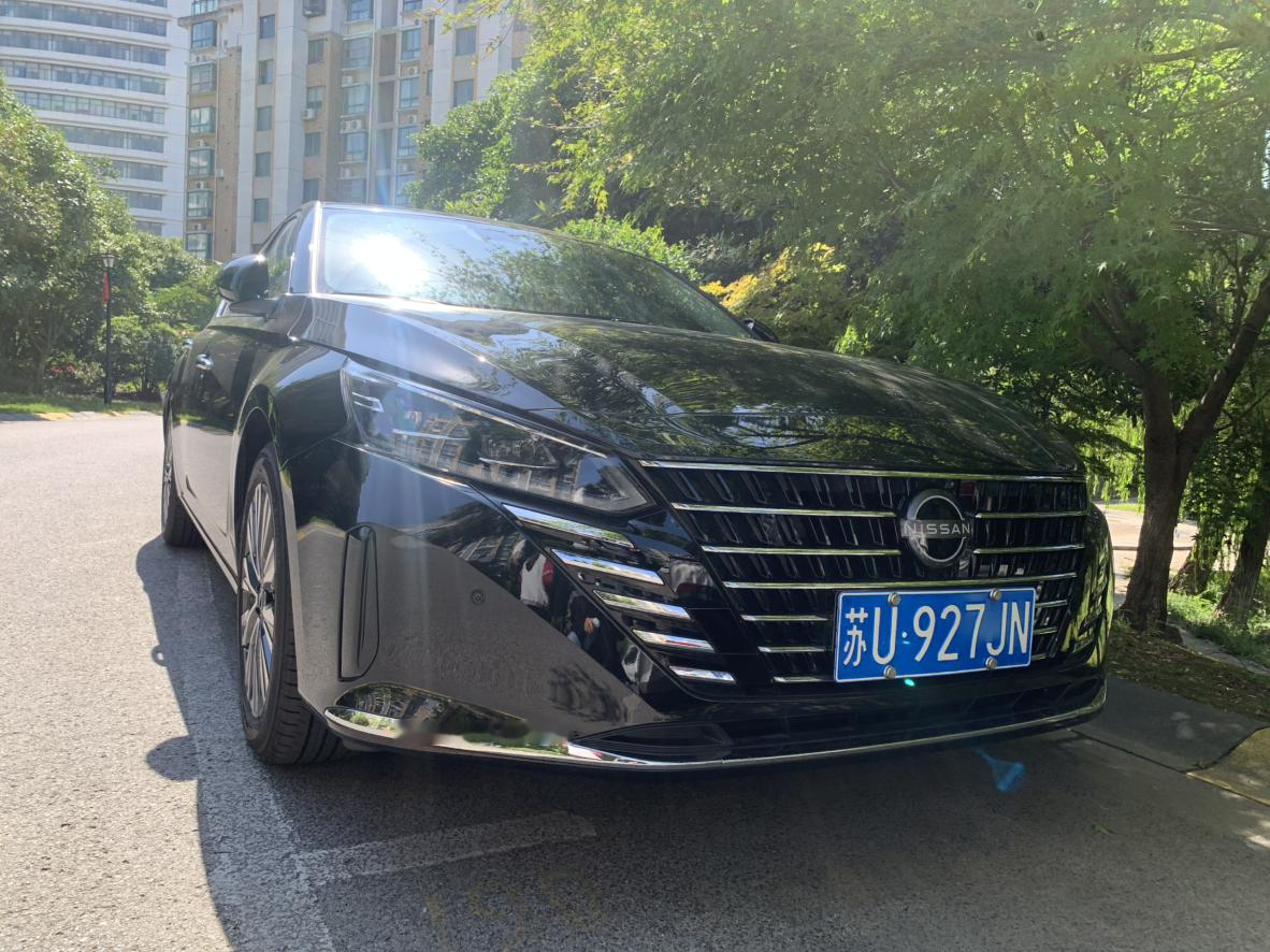 24年6月提的日产天籁，如今20000公里跑下来，从新手变从容全靠它兜底。外观流线型车身大气耐看，2825mm轴距带来宽敞后排，“移动大沙发”名不虚传，长途乘坐腰背不酸痛。2.0L+CVT动力平顺，市区通勤油耗稳定在7.5L左右，高速用ProPILOT超智驾能缓解疲劳，复杂路况也不慌。
但也有不足，