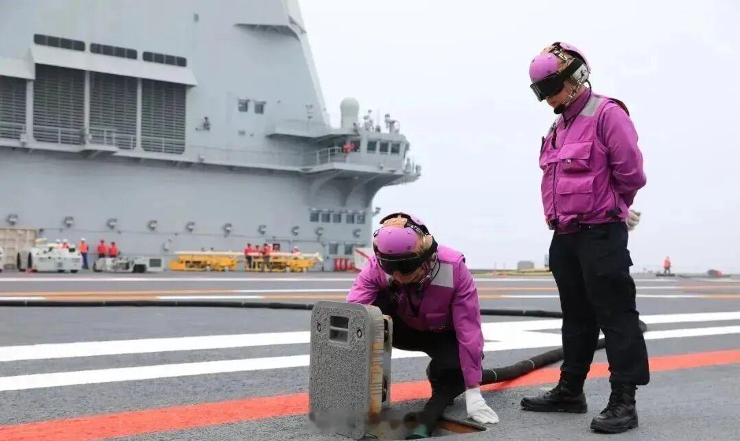 #航母的黄绿红紫棕蓝白各管什么#
每一个颜色都是一份战位，一道命线。
🟡 黄马甲——甲板上的"指挥官"。飞机怎么转、怎么放、怎么收，全看他们手势。那身亮黄不是骚，是"这里我说了算"的底气。
🔴 红马甲——最危险的"敢死队"。挂弹、警戒、救火、救生，甲板上最要命的活都是他们的。穿最扎眼的红 ​