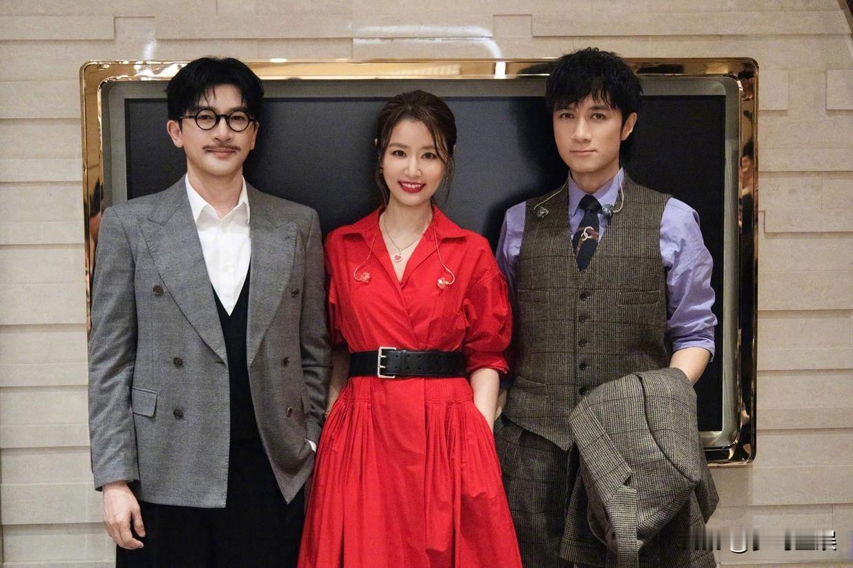 苏有朋、林心如、古巨基难得同框，《情深深雨濛濛》剧组老友再度相聚❤️

林心如一袭正红色收腰连衣裙，衬得气色明艳动人。苏有朋圆框眼镜搭配灰西装，儒雅氛围感十足。古巨基一身复古格纹马甲，绅士范儿满满。

时光匆匆，当年剧中的三位主角再次碰面，勾起无数人的青春回忆，每一次老友相聚都格外珍贵。