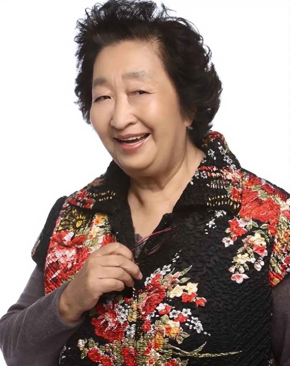 彭玉离世，
她最放心不下的，
不是两个女儿，也不是外孙，而是她二婚的丈夫陈久荣。

很多人不知道，陈久荣是她第一任丈夫赵文欣的姐夫，是东北知名的脑科专家。2001年，67岁的彭玉在女儿们的撮合下，和陈久荣走到了一起。

这老太太这辈子太不容易了！

前夫脑溢血瘫痪在床，她整整伺候了八年，连戏都不拍了