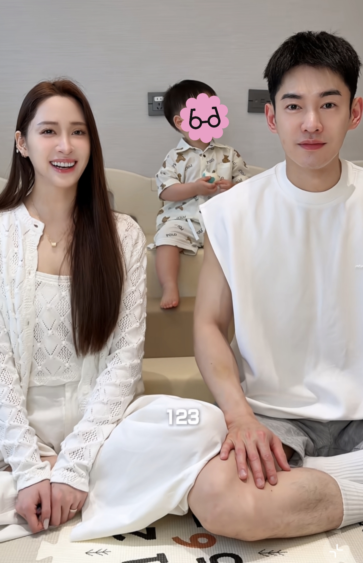 欧阳妮妮婚后过得挺好，
不是她老公给她砸钱，
而是跟她一起带儿子，导致她想要生三个孩子

欧阳妮妮之前演戏，现在做自媒体博主，账号里会发老公张子豪带孩子的视频

还以为是为了吸粉做的人设，没想到，看了《我家那闺女》，他们带着儿子去陈妍希家做客

张子豪真的时刻注意儿子，就算跟陈妍希说话，也会分一小部