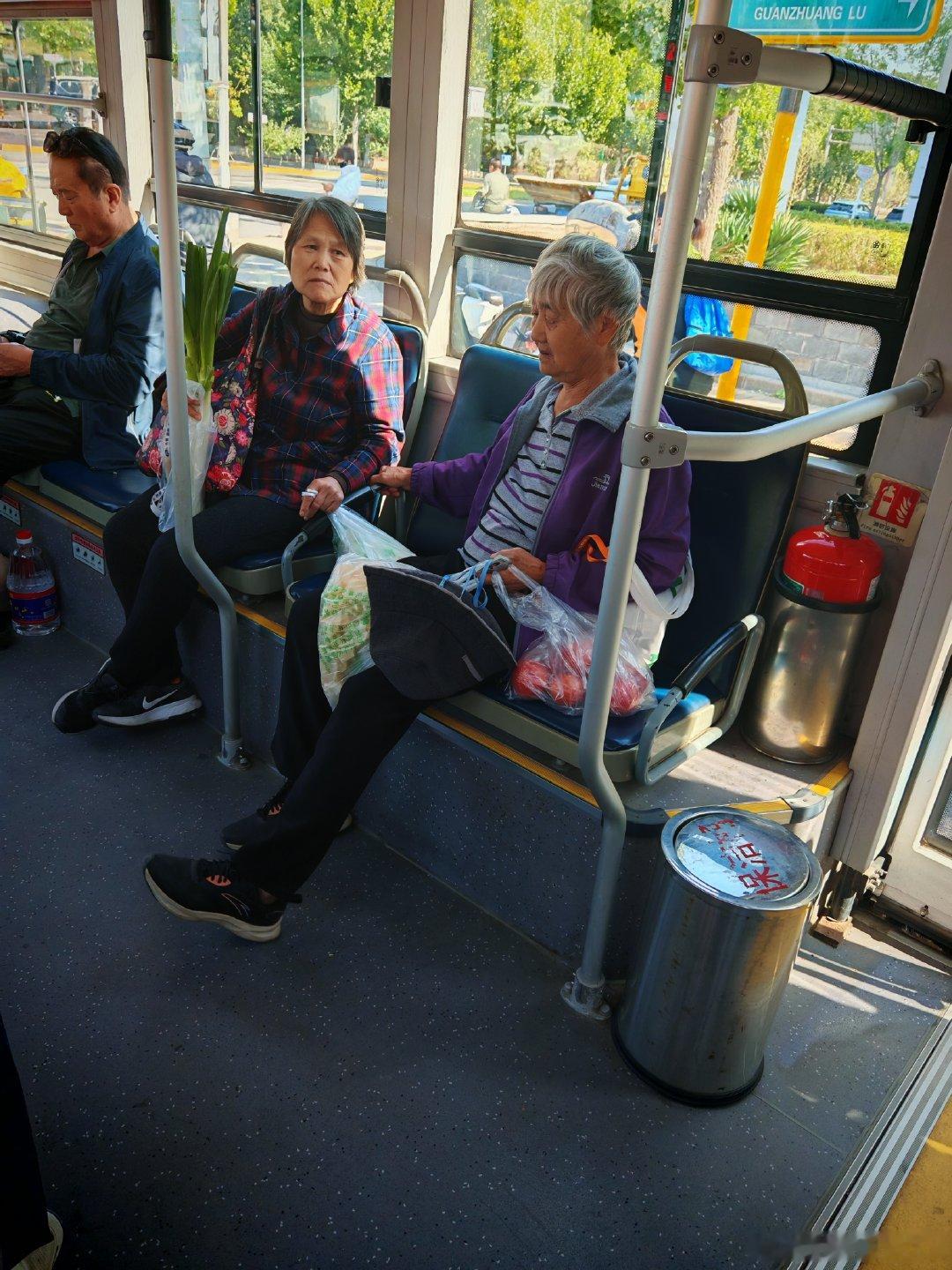 何以解乏，唯有占座。立者蛋疼，与我何干？叽叽喳喳喳喳叽，张家长，李家短，自私儿媳嘛不管 ​