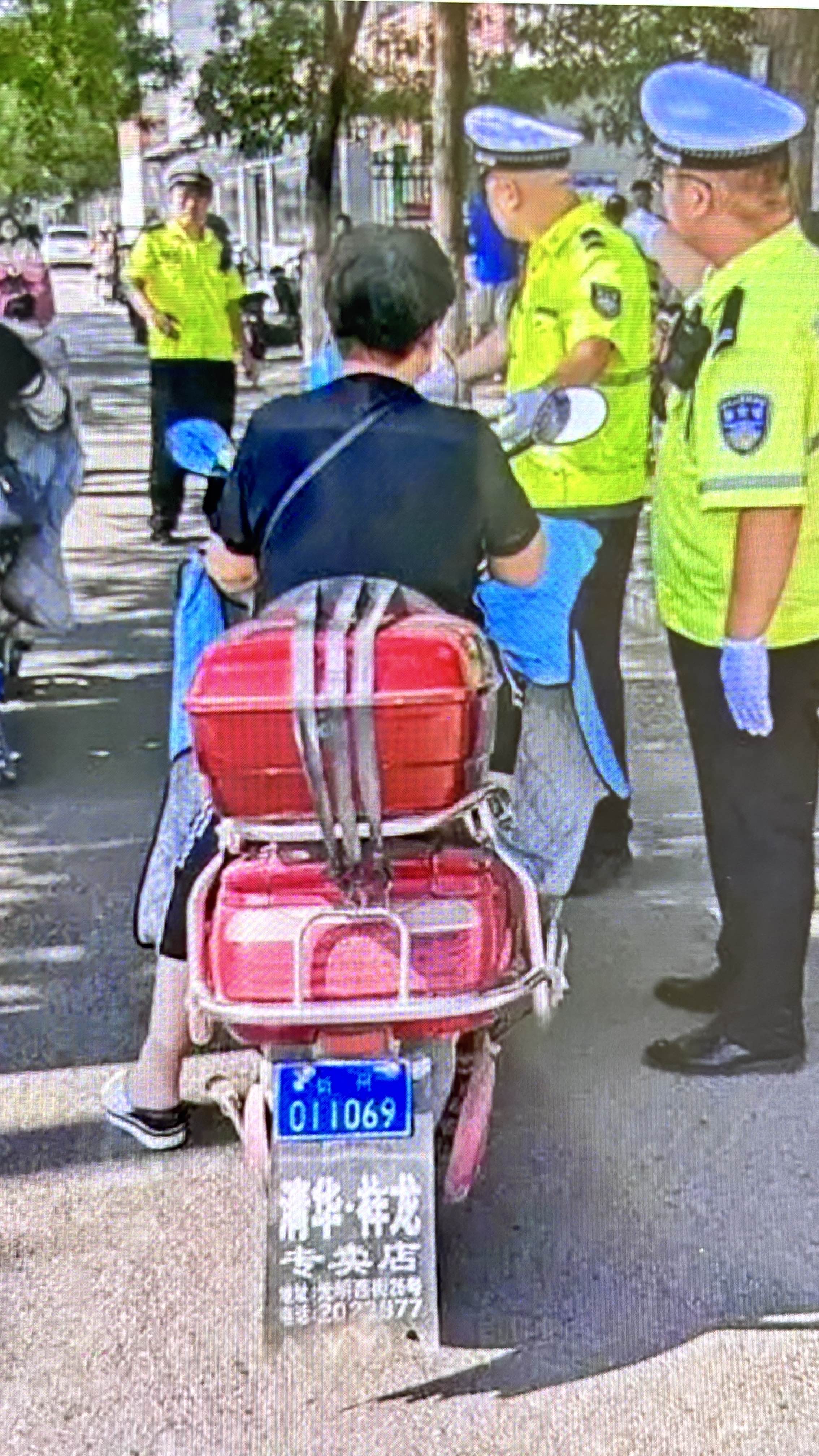 一姑娘骑车带奶奶被查，交警问知不知道不对，姑娘回：“我知道有啥用？”交警懵了：什么意思？

细品这话里的滋味，真不是抬杠。姑娘那句“我知道有啥用”，戳中的是规则与现实之间那道尴尬的缝隙——她知道违规了，可奶奶腿脚不便，公交站远，打车舍不得，村里那条路没有非机动车道，她能怎么办？交警问的是“对不对”，