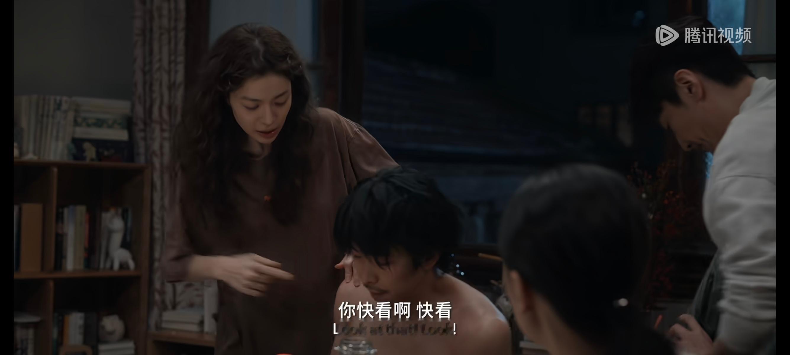 好东西看完了，甚至想明天再看一遍
特别好的电影[抓狂]我最喜欢的角色居然是王茉莉，很酷但很细腻的小朋友，是未被规训过的样子，而且得到过很好很正确的教育，有自己的思考有自己的想法，正直勇敢有阅读量，对人生的思考甚至超过了一些大人，喜欢，我也想有一个这样的最好的朋友[泪]
其实是去看章宇的 ​