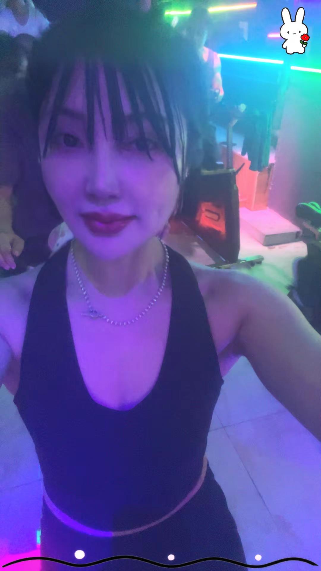 <p>爱健身的小姐姐 <!--{img:0}--></p><img s...