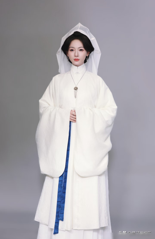 吴谨言刚进组《刀笔娘子》两天，就被拍到大肚子，全网都在喊怀二胎了。可剧组通告单显示她每天拍摄超12小时，威亚、下跪、淋雨戏全自己上。10月17日开机，10月19日街头被拍，中间连一天假都没请。她生完一胎是2025年2月，3月就恢复平坦，5月公开露面，8月无缝进组，到现在没停过一天。洪尧全程跟组，她拍