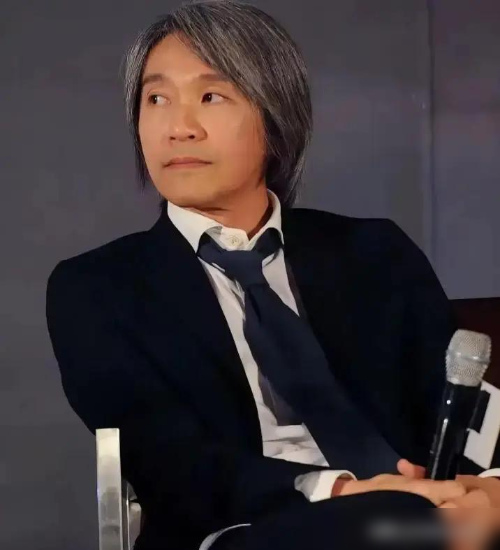 冯小刚求周星驰客串，被一口回绝了。
不是一次，是次次。冯小刚当年在《功夫》里客串，演斧头帮老大，纯帮忙。后来周星驰拍《长江七号》，冯小刚又跑去站台。轮到他拍《天下无贼》，想请周星驰露个脸，对方说没档期。
再请，还是没空。首映礼请人撑场，也没来。
冯小刚憋了好多年，公开说过周星驰是最不懂人情世故