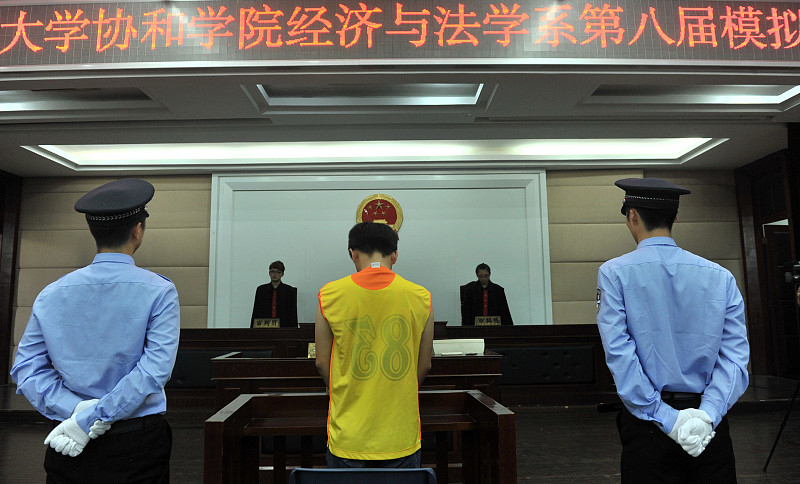 大学生AI换脸盗刷银行卡获刑：一张照片就能骗过人脸识别，你的“脸”还安全吗？

临近毕业，当同学们都在投简历、跑招聘会时，湖南一名大学生吴某却盯上了一条“赚快钱”的歪路。他买来一套“AI换脸”技术，不到四个月就盗刷他人银行卡5万余元。2026年，长沙市雨花区人民法院以盗窃罪判处吴某有期徒刑一年十个月