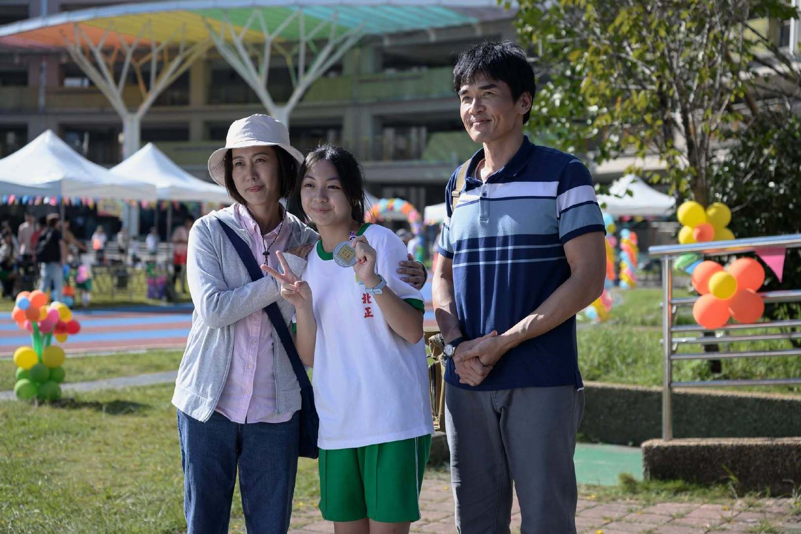 恭喜台影《有用的人》导演李芸婵，荣获第31届釜山电影节主竞赛单元「最佳导演奖」！去年获得最佳导演的舒淇为李芸婵颁奖。

主演杨一展、张诗盈、谢展荣、陈品嫙等，故事以一场突如其来的车祸为引线，深刻剖析看似安定的家庭在危机下的脆弱本质。11月13日全台上映。 ​​​​