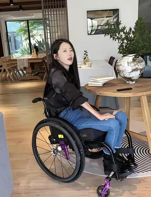 多年前，女教师曹曾敏将年少的穷学生拉出泥潭，14年后她瘫痪被丈夫抛弃，学生顶着压力说：我不能丢下你！

那年焦冉忠十三岁。

父亲瘫在床上，家里断了进项。

他把课本一本一本往书包里塞，心里却明白，明天可能就不用来学校了。

曹老师就是那时候找上门的。她没讲什么大道理，就拍了拍他肩膀，说：“书得读下
