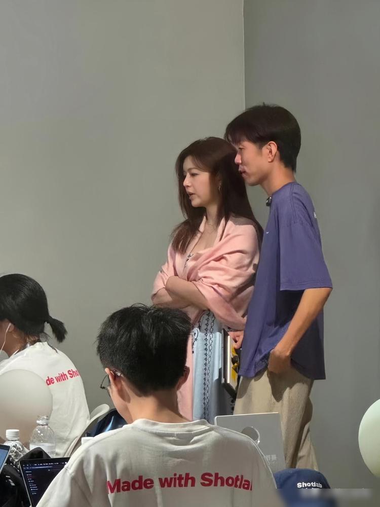 陈妍希这次，终于把得罪造型师的帽子摘了。
阿那亚海浪电影周，她以评委身份出场。生图流出来，大家愣了一下。瘦了一圈，娃娃脸反而更扛老，站在一堆导演演员里，轻盈得不像话。
以前红毯造型被嘲得多狠，这次反差就有多猛。同一张脸，换了个状态，舆论直接从谁给她做的造型变成她怎么做到的。
说到底，女人最贵的