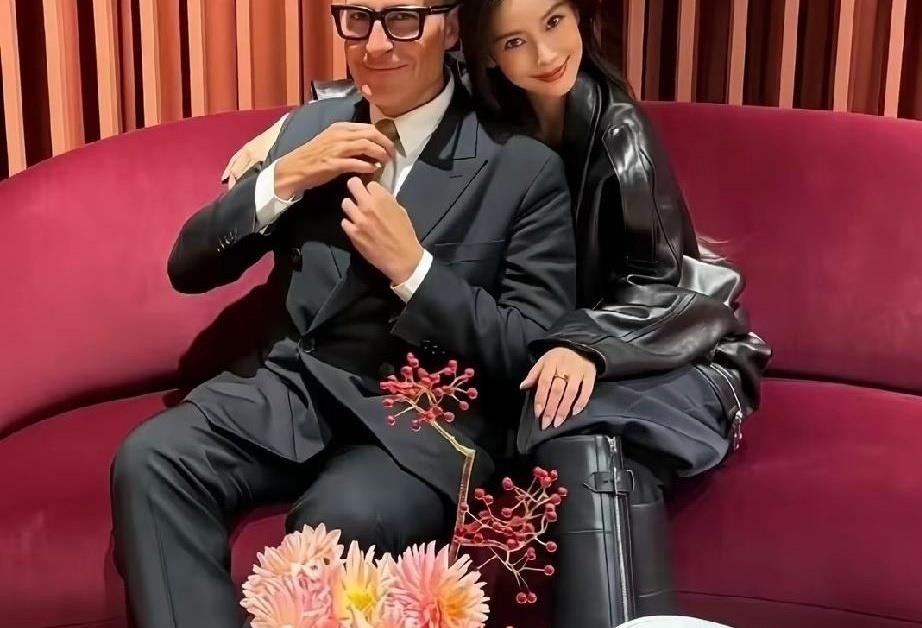 杨颖又和爱马仕全球艺术总监杜马斯同框了，皮衣配长筒靴，又美又飒。这合影不是头一回了，几乎每年都能看到，总监还配文“欢迎回到巴黎”，透着股老朋友见面的熟络劲儿。有人觉得这是资源置换，我倒觉得没那么复杂，能连续近十年被同一个圈子的人公开欢迎，靠的不只是脸，是人脉经营里的那份稳当和分寸。杨颖聪明就聪明在，