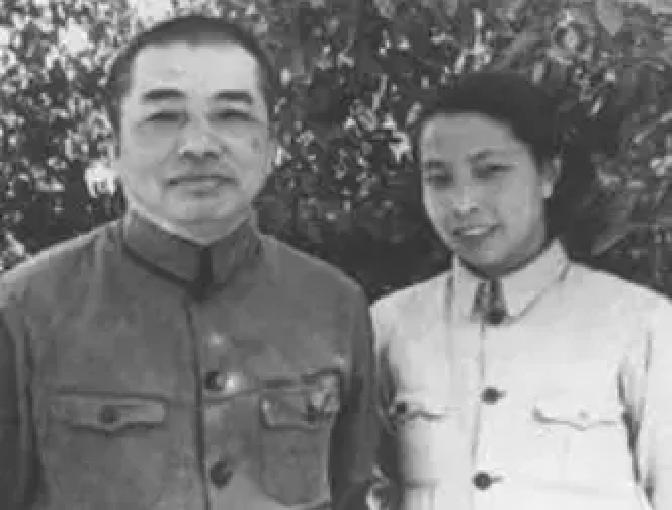 1959年，有人问，彭德怀脾气大，志愿军中许多高级将领，包括副司令洪学智、韩先楚等人，都被彭德怀骂过，但唯独邓华是个例外，彭德怀夫人浦安修曾说过：“老彭的脾气很大，好骂人，可是就是不骂邓华。”

其实，不骂，有时候比骂更让人心里没底。邓华自己就常这么觉得。彭总对他说话总是很平稳，交代任务，听听意见，