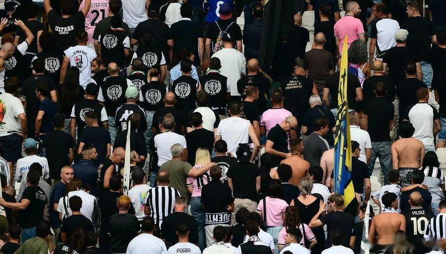 来自马里的报道：尤文图斯因未遵照意大利足协（FIGC）的命令进行一分钟默哀而被罚款10,000欧元。尽管因南看台1层区域内聚集的支持者比例过低，但俱乐部仍未遵守这一命令。鉴于俱乐部及时就上述应受谴责的行为发表了正式声明，以及其他在场球迷的漠视，罚款金额有所减少。#国际米兰##国际米兰[超话]# ​