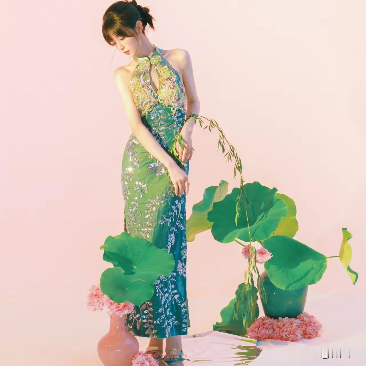 田曦薇往那儿一站，旗袍就不是衣服了，是给民国画报里走出来的“人间富贵花”量身定做的壳。别人穿旗袍，是“好看的衣服”；田曦薇穿旗袍，是“衣服终于等到了主人”。

你看她那身段——不是瘦到排骨的“纸片人”，是丰盈、匀称、该有肉的地方一点不含糊。腰线是腰线，臀线是臀线，领口那颗盘扣扣得严严实实，却比露一大