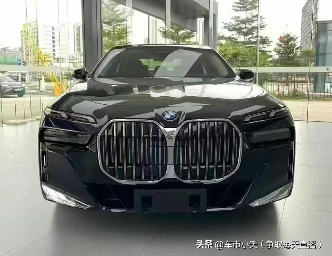 现在BBA的旗舰轿车，除了奔驰的S还能维持在60万以上，宝马7系和奥迪A8L都已经跌到了60万以下。主要就是受国产新能源高端品牌的冲击，导致这部分市场被蚕食严重。可能很多人不理解国产那些售价好几十万的新能源为什么有人愿意买单。

主要是现在车企通过宣传，重新定义了豪华车的概念。从过去追求品牌，改变为