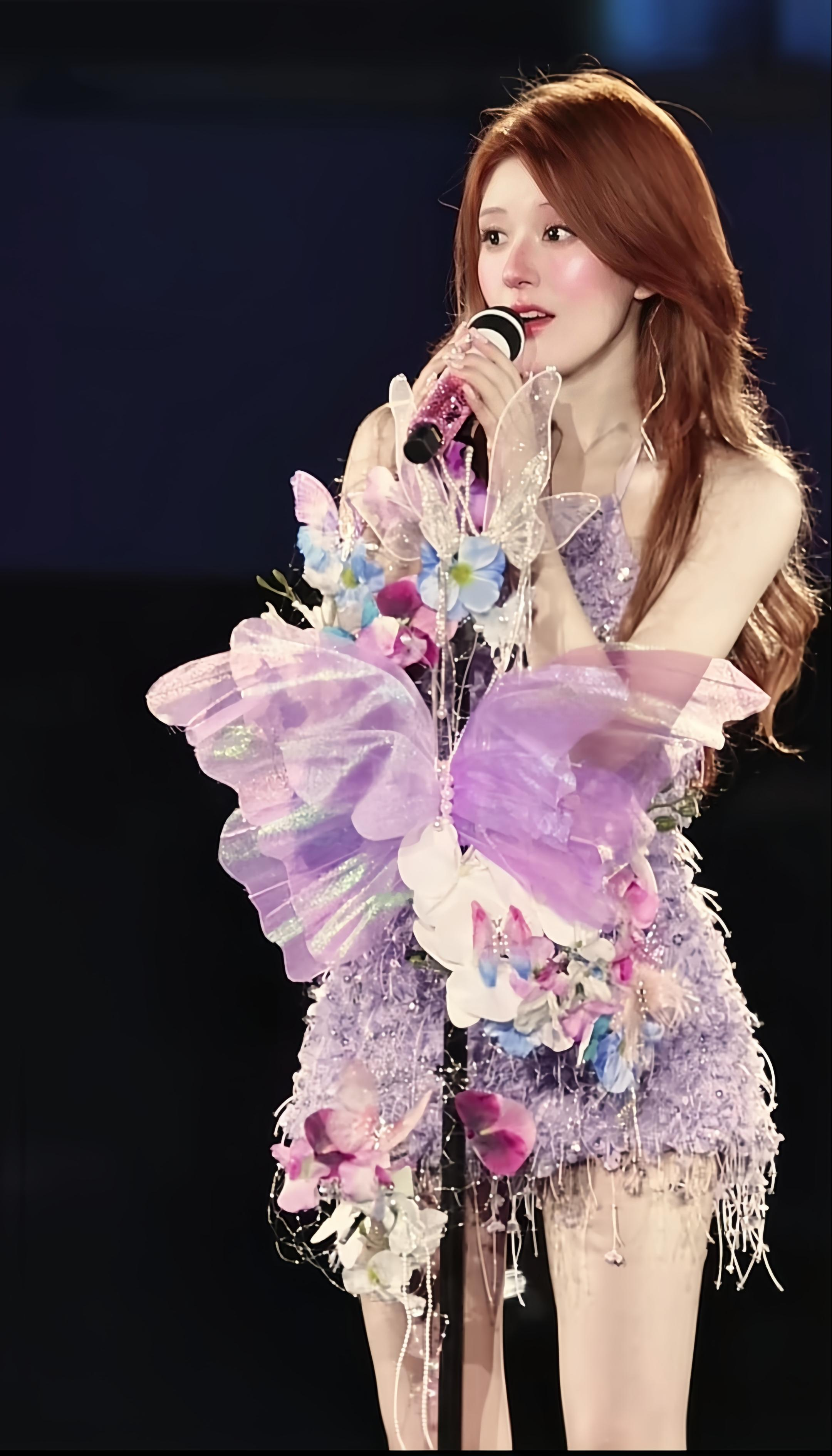 没错，就是金发👱🏻‍♀️美女赵露思❤️ 风情万种又美又飒。 [送心...