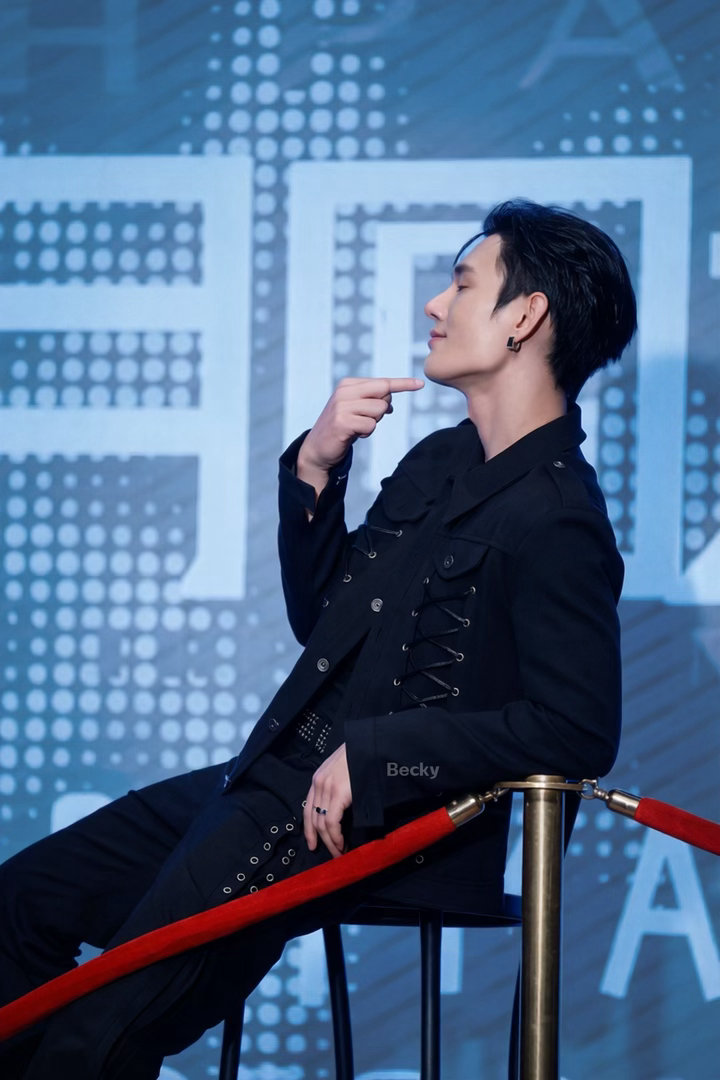 #pavelphoom[超话]#  
想试试这个下颌线能不能切苹果🤭 ​