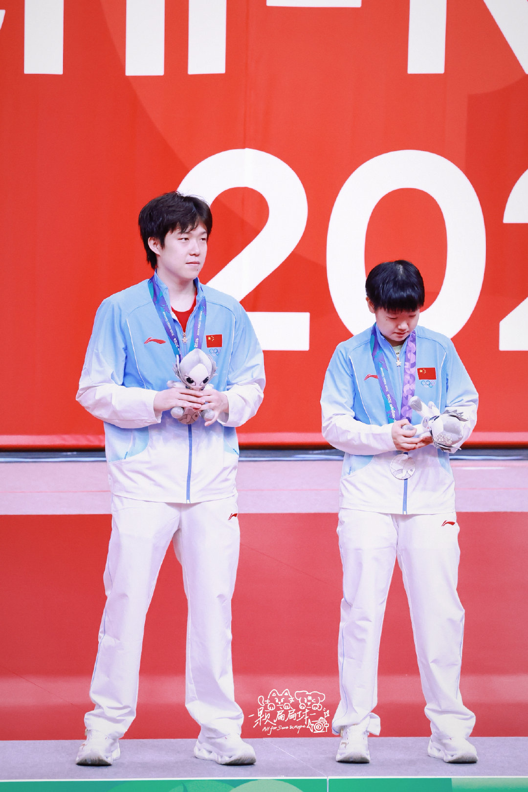 还好你们身旁有彼此[抱一抱]

拍摄：
修图：​