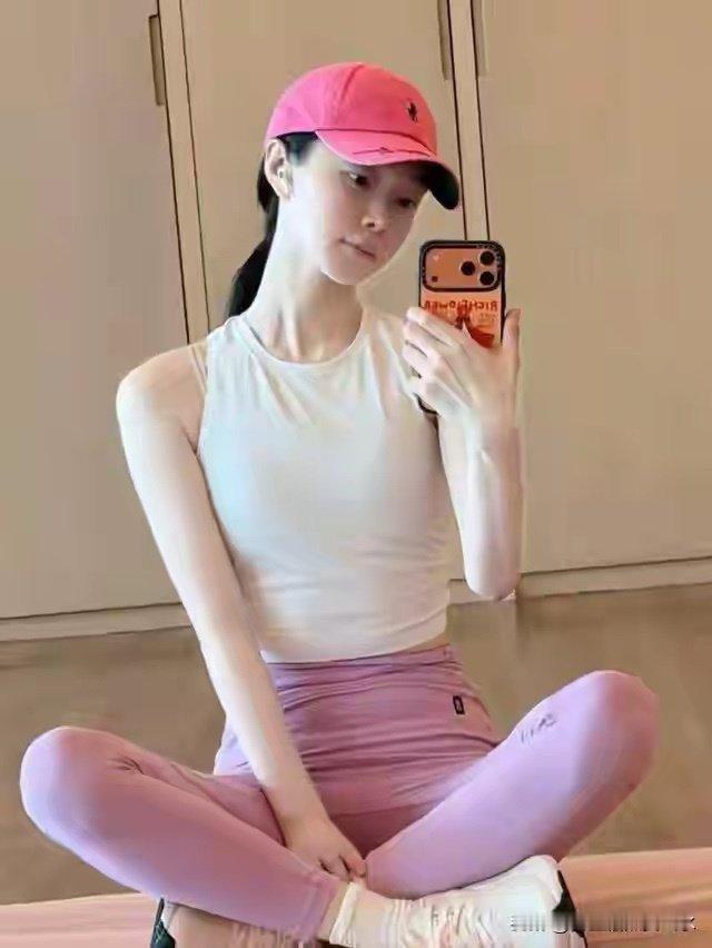 宋轶居家瑜伽路透流出！粉紫穿搭尽显优越体态 ​