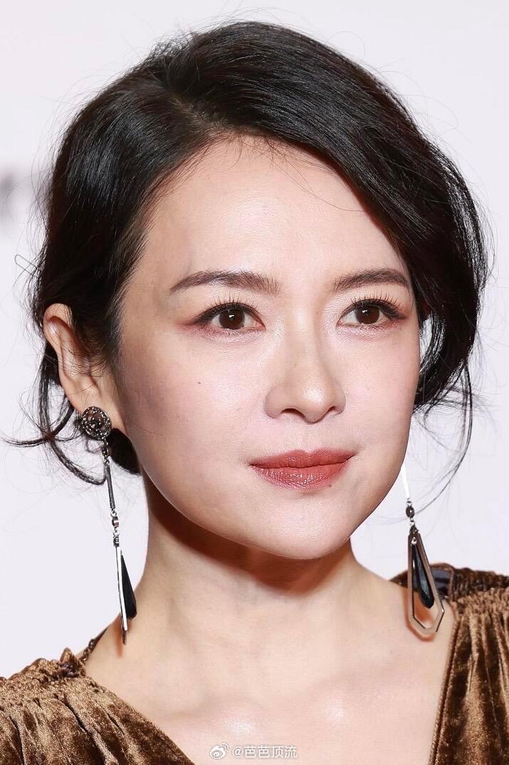 #章子怡卢米埃尔电影节生图# 生图都能拍出这个质感，真的服了，那种岁月沉淀出来的美太高级了，站在那儿就是焦点，越品越有韵味 ​