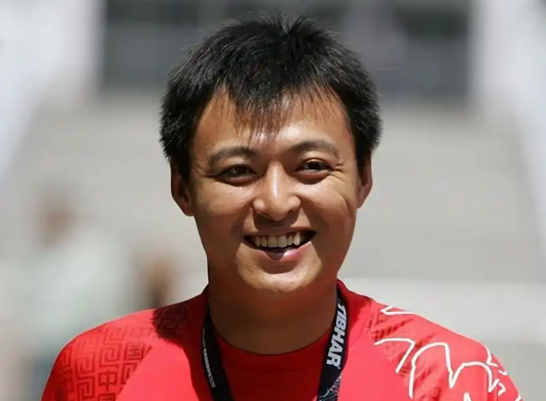 国乒亚锦赛阵容大洗牌！5位世界冠军遭弃用，2大新星被强推上位，秦志戬亲自出手布局新老交替。这是要为巴黎奥运提前练兵，还是冒险一搏？新阵容能否顶住压力，捍卫国球荣耀？悬念即将揭晓！
 
王楚钦、孙颖莎这几位刚在巴黎奥运会上拼到脱皮的大主力，外加另外三位世界冠军，破天荒地集体挂起了休战牌。
 
更让人捏