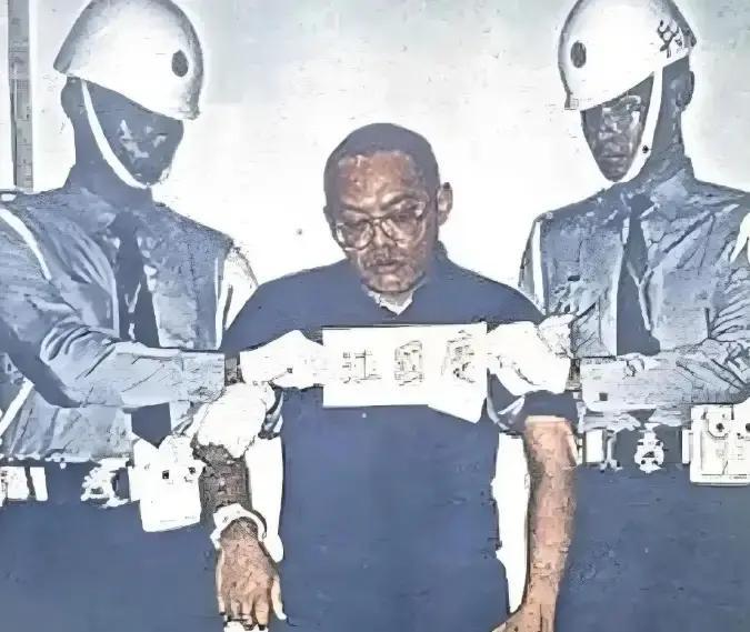 1997年，士兵江国庆被判死刑，枪决前江国庆咬牙切齿地诅咒说：“人不是我杀的，我是冤枉屈打成招的，我一定要化为厉鬼向害我的人索命！”14年后，真正的凶手落网，法院却这样宣判，所有人都懵了！

江国庆被枪决后的那些年，他父亲江支安很少出门。邻居们有时看到他坐在门口的小凳上，眼睛盯着远处发呆，手里捏着一