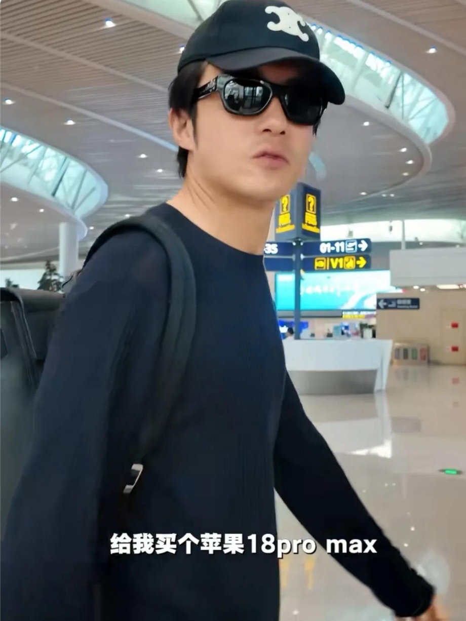 粉丝在机场对李泽锋说：“你兜里有钱吗？给我买个苹果18promax，我要1Tb的。”李泽锋头也没回的说：“好，可以。”粉丝：“我一定换一个2T的没错，等你给我报销。”李泽锋：“可以！”

这段对话是2026年9月25日机场接机时发生的，站姐“Monodic丨追锋日记”（粉丝昵称羊羊）闲聊中提了一句，