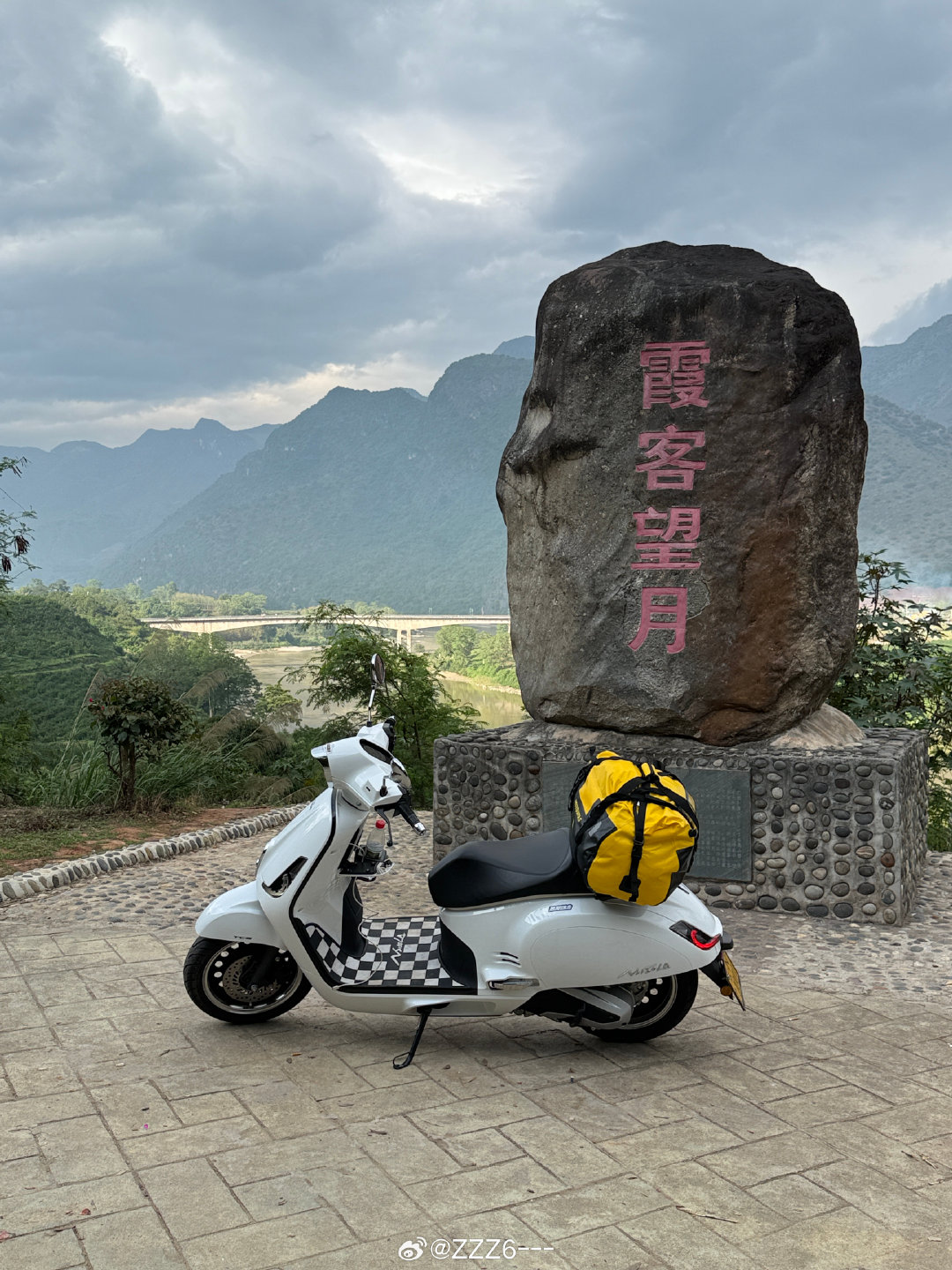 本田150大la  8.5小时 430km
突然发现今年第一次摩旅还是挺厉害的，第一天就从瑞丽起到老姆登起了一共430公里，一路上没有任何的疲惫，只感觉到一种全新的体验，是刺激、是阅读自己？是回望过往、是属人生的正确与错误，更是一场与自己的对话！#踏板摩托车 ##摩旅#  ​