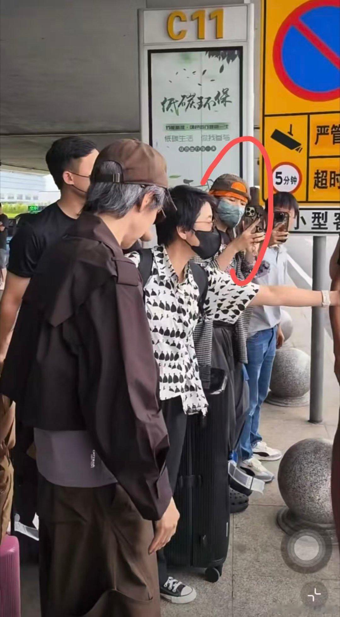 #叶童[超话]#从机场装到央视，你到底是哪家的野🐶，不栓住，出来乱窜。 ​