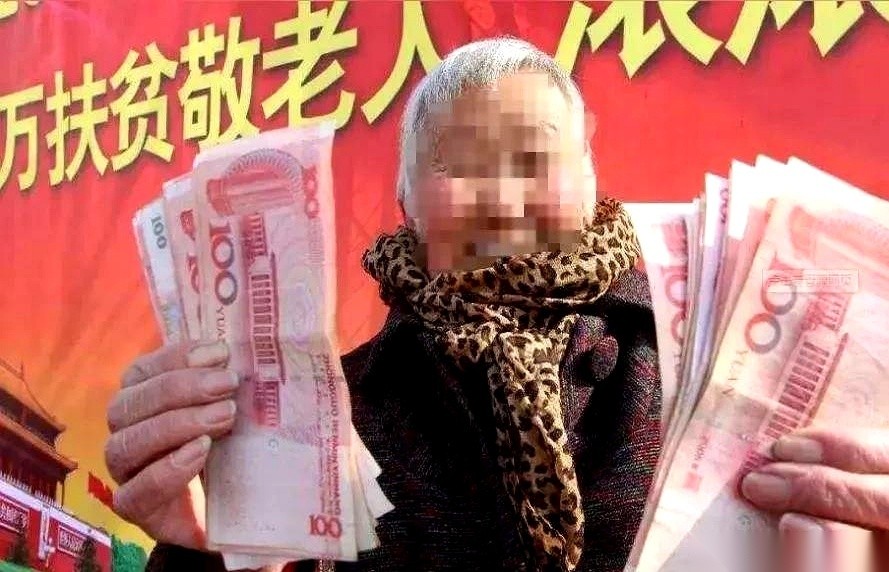 9月4日的国新办发布会上，透出了一个和无数人钱包直接挂钩的硬消息。
以前，很多人都有个心结：在老家交了多年的“城乡居民医保”，到了办退休时，却算不上职工医保的年限，总觉得这笔钱交得憋屈。
现在，这笔账有了新算法。发布会上透出实底：国家明确要探索，把连续参加居民医保的缴费年限，折算成职工医保的年限。