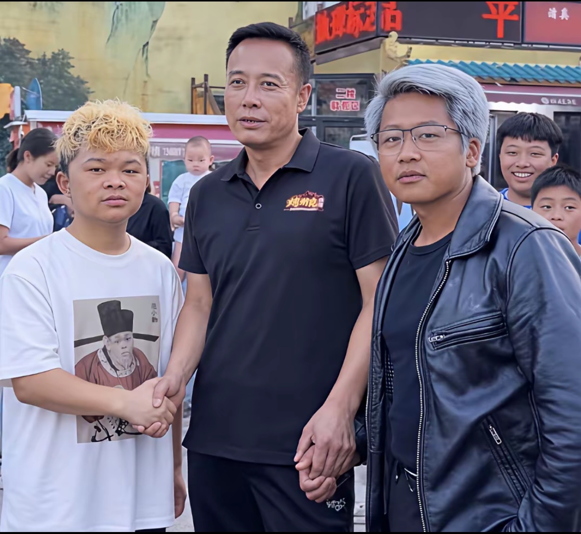 笑不活了！
山寨版三大首富胜利会师。
范小勤、烤斯克、黄银勋齐聚一堂。
这同框属实难得😂

范小勤