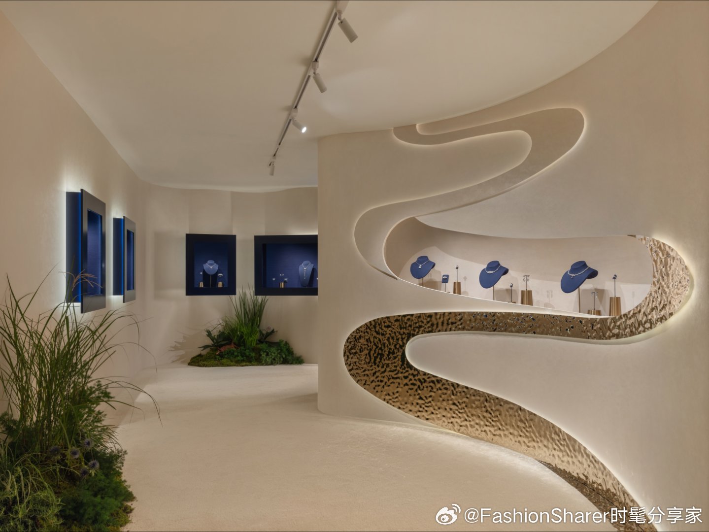 戴比尔斯Vibrations高级珠宝展登陆上海戴比尔斯Vibrations高级珠宝展于上海启幕，展出Vibrations by De Beers London系列新作，为中国内地首秀。展览以水为核心灵感，溯源钻石产地纳米比亚、南非、博茨瓦纳与加拿大的水域风貌，借珠宝演绎流水沉静而磅礴的自然力量，诉说钻石从自然原石蜕变为璀璨珍宝的历程。展厅打造沉浸式空间，金色垂落丝线如流水帘幕，地面水波纹理光影流转，与珠宝展品呼应。简约展台上，一件件高级钻石珠宝静静陈列，将水的流动感凝于钻石与金属之间。展览选址黄浦江畔，都市水岸意境和系列灵感相融，传递品牌对自然本源的致敬，呈现一场自然美学与高级钻石工艺碰撞的珠宝艺术盛宴。