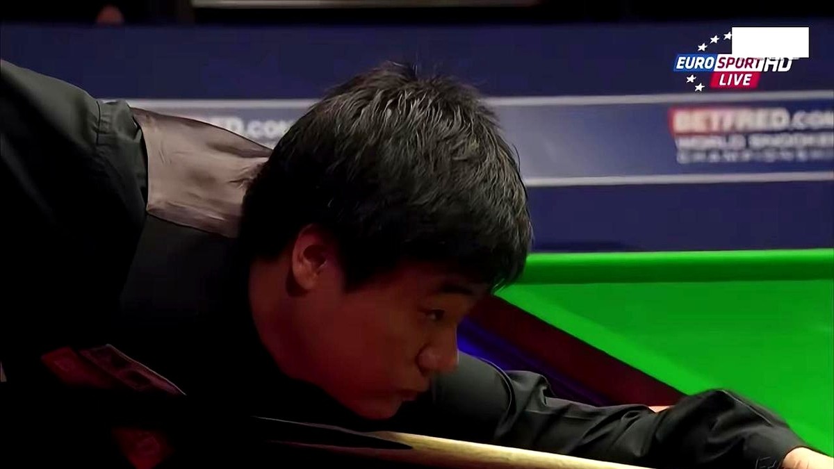 2011年世锦赛半决赛，15-15平。丁俊晖击打一颗关键红球后，整个人僵在原地。

这是4月30日的克鲁斯堡第31局。因为馆内空气干燥产生静电，红球在袋口磕碰了一圈滚了出来。主动权瞬间易主，特鲁姆普接管台面连下两局带走比赛。

如果没有这阵静电，丁俊晖赢下这局就能杀入决赛对阵希金斯。手握大师赛冠军的