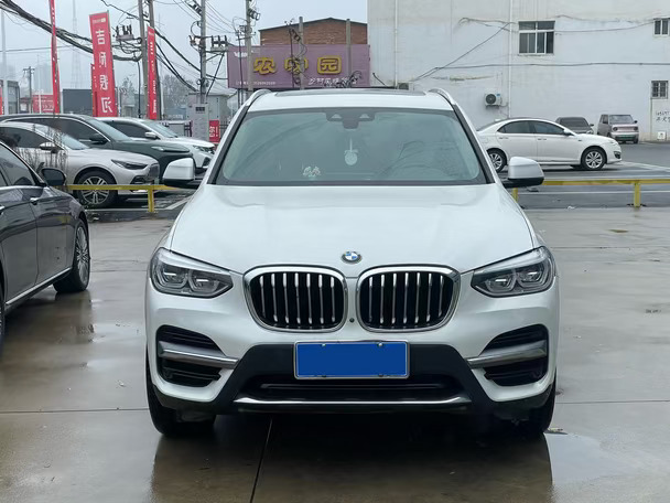 宝马X3 xDrive28i，2020年上牌，本地女士私家，6.9万公里，无事故，2.0T高功率+8AT四驱，带哈曼卡顿、氛围灯、座椅加热等，车况好公里小，欢迎购买！可按揭，首付1万开回家。#二手车 #宝马X3 #自动挡 #SUV