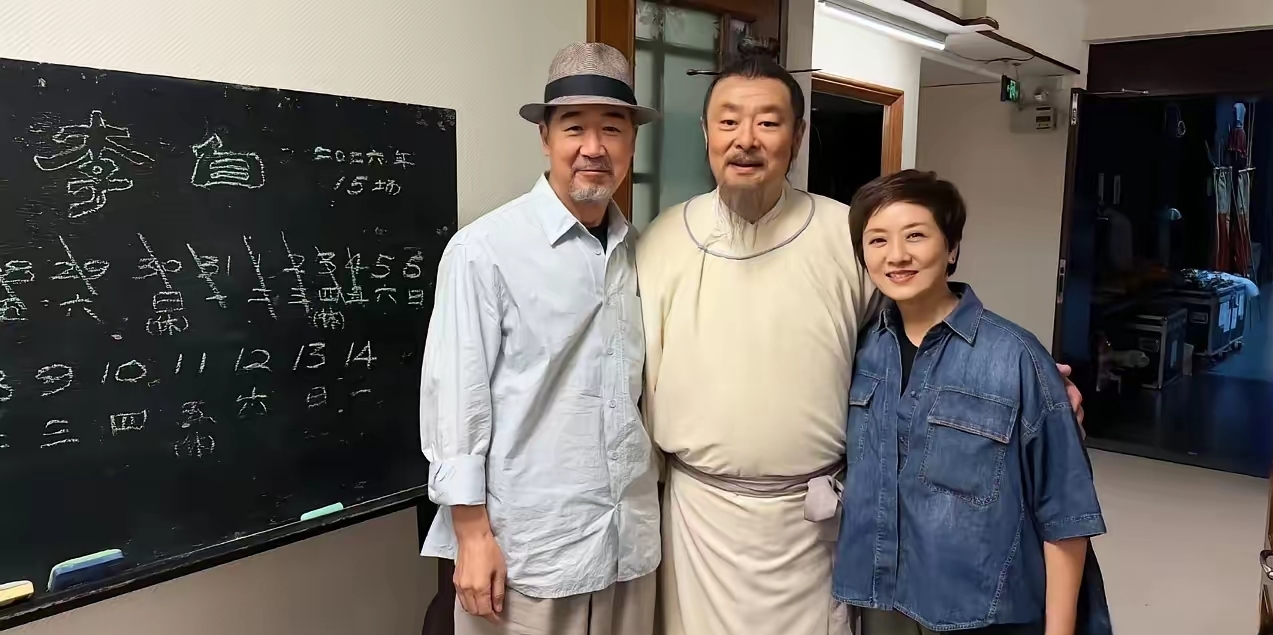 张国立，激动发文！
9月6日深夜，71岁的演员张国立，罕见激动发文，并晒出了几张合影，当看清照片上的人，网友也忍不住感慨：&34;喜欢的老戏骨们同框，太难得了！&34;
 
张国立夫妇特意抽空去看了北京人艺两部话剧。濮存昕主演的《李白》，冯远征主演的《迷幻》。演出一结束，他们就在后台留下了合影。
 
深夜22点