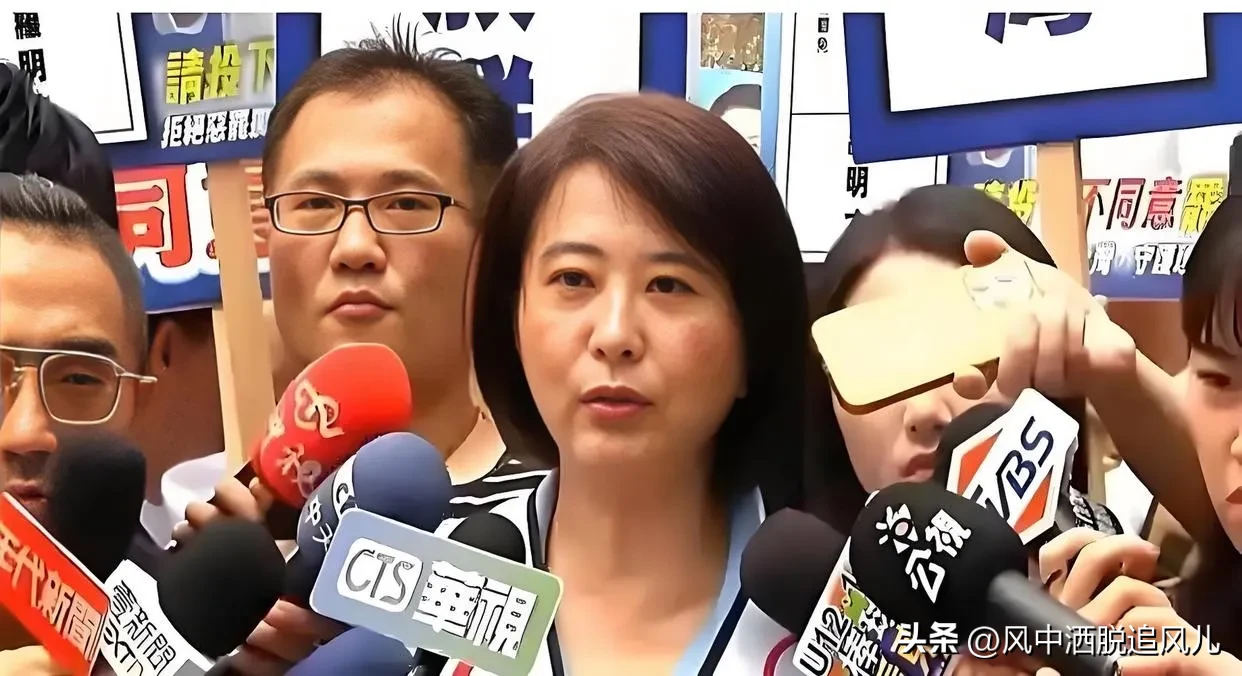 彻底颠覆蓝营底线！王鸿薇公然倒向绿营，扬言联手对抗大陆军演引发众怒
 
岛内政坛近期爆出极具争议的离谱言论，彻底打破民众对国民党政治立场的固有认知。国民党籍民意代表王鸿薇对外公开表态，未来解放军若在台海周边开展常态化军演，她会主动和民进党阵营联手，发起对应的对抗行动。这番颠覆党派立场、背离民族大义的
