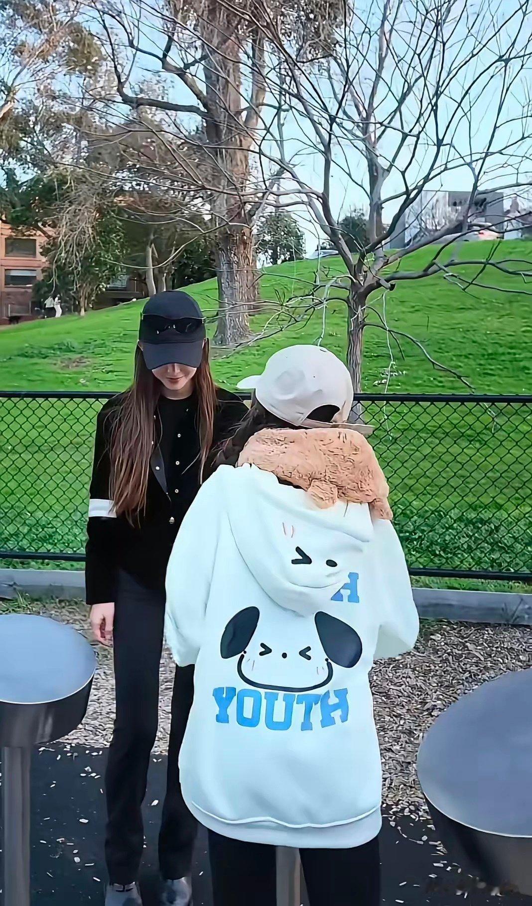 昆凌晒出在墨尔本带两个女儿逛公园晒太阳的日常。 ​
