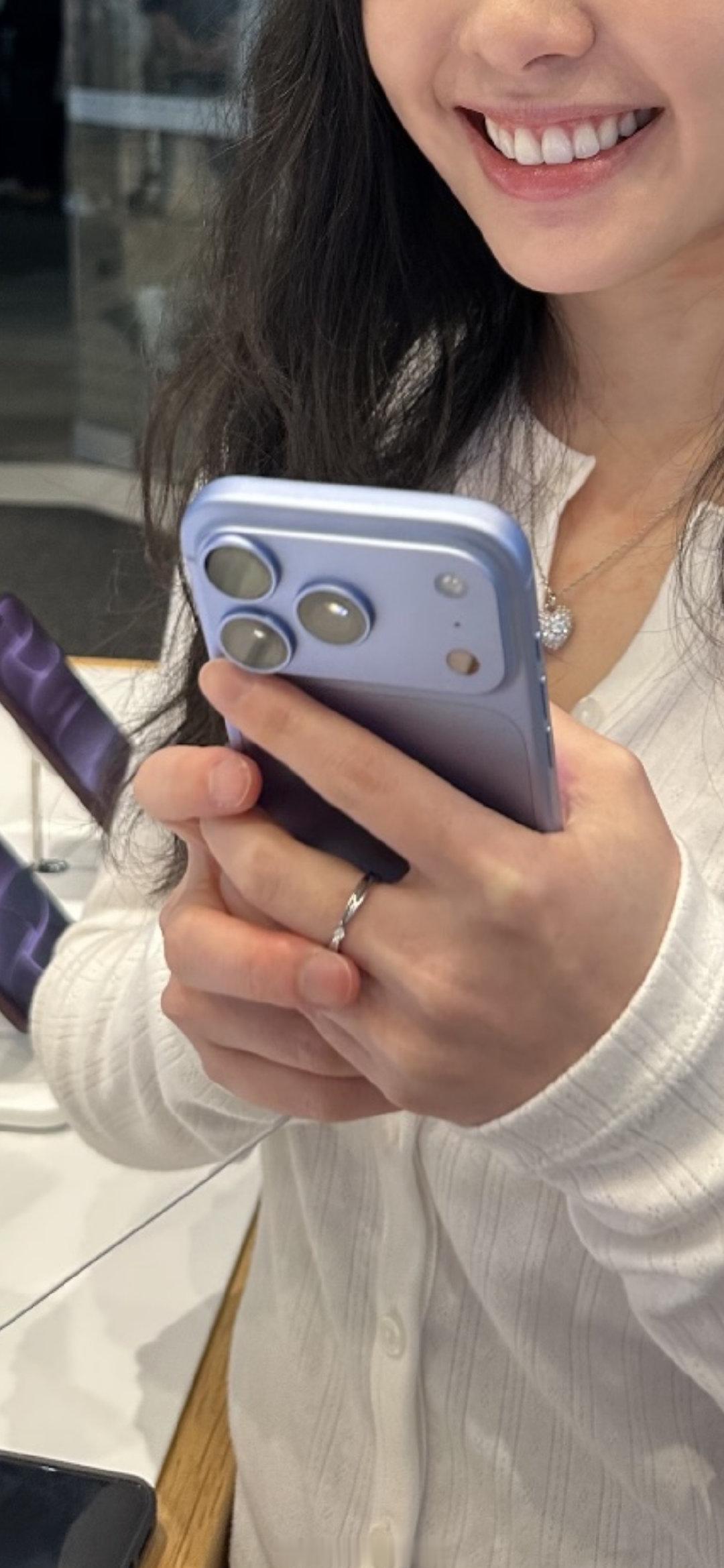 好看的小姐姐看到iPhone就开心！ ​