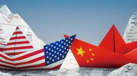 中美这场博弈，全世界都在盯着看，押谁先撑不住，眼下局面并不复杂：中国工厂负责造东西，美国靠印美元采购商品，但美国攥着钱未必买得到中国货，中国造出的产品也未必顺利换回美元。

10月14日海关总署公布的前三季度外贸数据，很能说明眼下的中美经济关系。我国货物贸易进出口39.94万亿元，同比增长18.8%