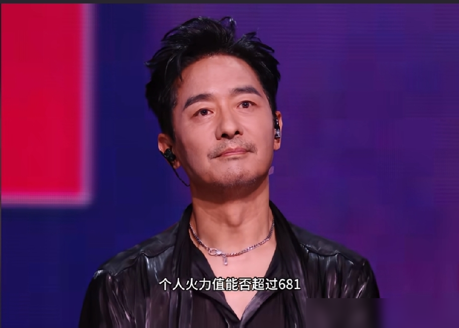 摔麦救场闯了祸，被淘汰反而圈粉无数。
郭晓东上《披荆斩棘2026》，第一次公演就出舞台失误，他急着帮搭档救场，反倒乱了节奏，现场被观众笑称搞笑默剧。
阿云嘎曝他提前一年就开始练声乐，接邀约后才发现准备时间太短，天天压力大到睡不着。从农村北漂熬出来，他全程没划水，连老剧组同事都不计番位自发给他应援
