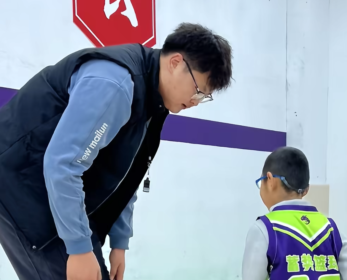 山东篮球教练安新宇（安欣宇）去世，年仅22岁，身高达两米，自小壮如牛
爸爸在其7